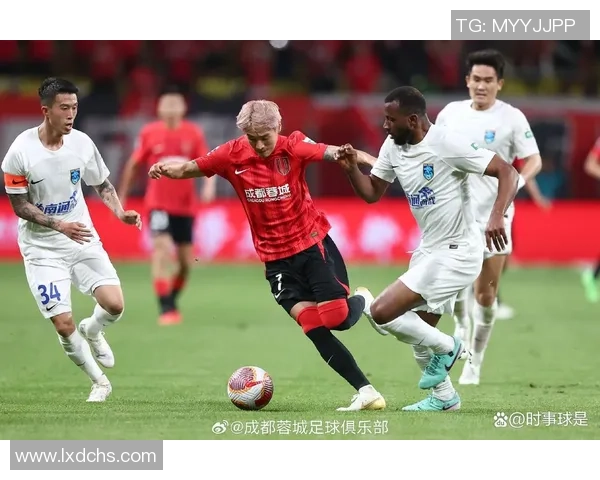 足球明星携手转场视频精彩瞬间展现球场魅力与团队精神